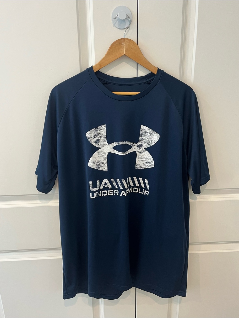 Under Armour Men’s 2X loose fit navy blue with white distressed logo T-shirt